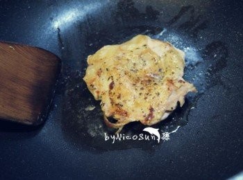 step3: 雞皮朝下不放油直接乾煎