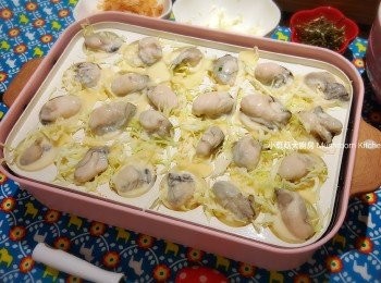 step2: 蠔仔買回來後, 用生粉抓洗, 去掉蠔殼碎
開動電熱盤至MAX Mode預熱, 
先塗一層油，下粉醬半滿至整個烤模 , 其後下其他材料