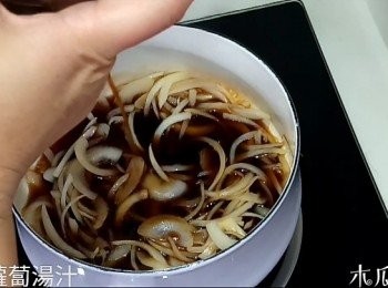 step4: 鑊中加入少少油，將洋蔥炒香，炒軟至轉色後；加入蘿蔔湯汁，再將洋蔥煮至軟稔，可用生抽來調味