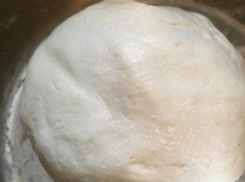 step2: 待微涼，用手搓揉成粉團，至粉團不黏手，備用