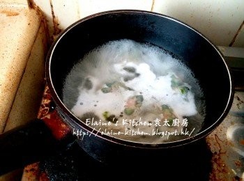 step12: 再加入適量水 , 再用慢火煮至滾 , 直至餃熟透為止