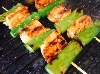 step5: 繼續燒至<span class="group_2">照燒汁</span>被食物吸收，再重複掃上第二層<span class="group_2">照燒汁</span>，燒熟即成。