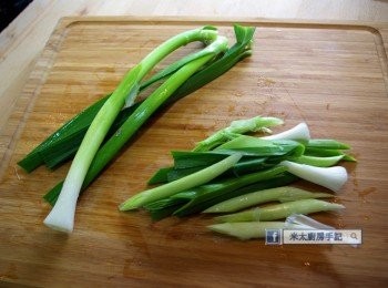 step3: 蒜心洗淨，切成段。