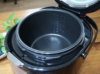 step2: 運用微電腦壓力萬用鍋輔助功能，
除了基本預設功能外，
在鍋蓋未蓋上狀態下，
將旋蓋把手順時鐘方向調整至關蓋鎖圖形，
這時壓力萬用鍋進入待機狀態，按任一功能鍵，
即可加熱直接處理需先拌炒或煸煎的食材。
讓這道感覺準備繁雜的料理能輕鬆方便一鍋搞定，
(但務必用木鏟或耐熱矽膠鏟才不會刮傷到內鍋喔~)