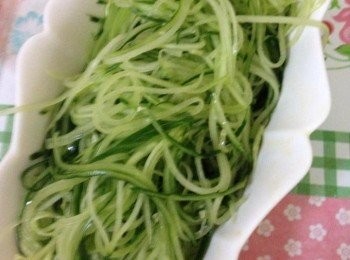 step1: 青瓜洗淨刨成絲 (瓜囊部份不要)，隔去水份放入碗中。