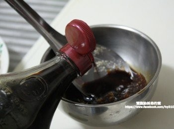 step5: 將金桂醬油倒進已經添加點砂糖的碗裡。