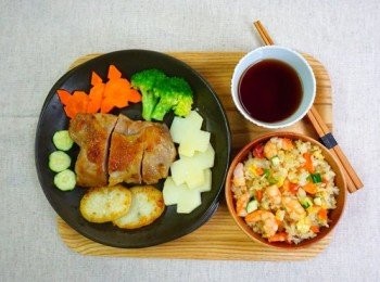 step9: 取一個小蝶子放置調味料(醋1茶匙，淡色醬油1茶匙，糖少許)，食用雞腿肉與蔬菜時，可沾醬一起搭配着吃。