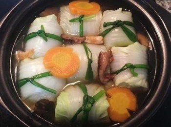 step8: 準備一個砂鍋，先從高湯裡取出白菜和蔥白放砂鍋底，再排入包好的白菜<span class="group_2">獅子頭</span>，並倒入高湯、香菇、紅蘿蔔和蝦米，小火蓋鍋蓋燉煮20分鐘即可。