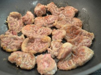 step4: 將醃好的牛腱肉兩面均勻地沾上麵粉，靜置幾分鐘，使粉濕潤後再放入鍋加少許橄欖油以中大火煎至兩面微黃色，取出備用。