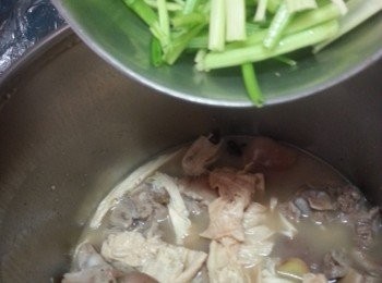 step11: 落中國芹菜炒勻