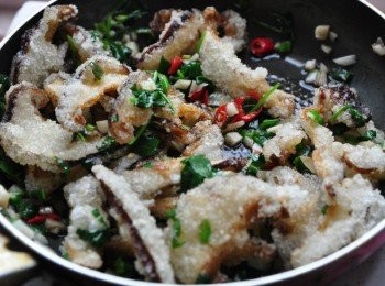 step9: 接著將香菇下鍋均勻拌幾下，加入適量胡椒鹽調味