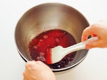 step3: 移入缽盆中，將缽盆底部隔著冰水，一面冷卻一面攪拌