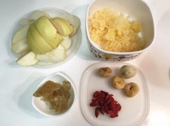 step1: 預備材料：雪耳浸軟、去除中心淡黃較硬身部分; 
無花果、杞子浸洗，無花果切半;
雪梨洗淨、去芯、切件