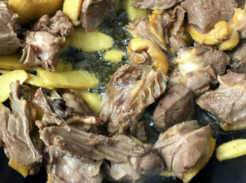 step4: 落鴨肉轉細火慢慢炒出鴨油