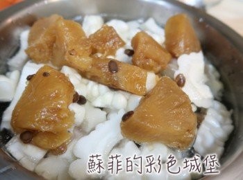 step3: 將雞肉和苦瓜放入鍋中，加約1.5公升的水，再將米酒、鳳梨醬和鰹魚高湯包放入鍋中。（建議先加醃製鳳梨，若鹹度不夠再加醬汁的部分。）