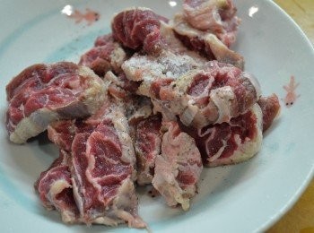 step2: 將牛腱肉切塊，加入少許鹽和黑胡椒粉醃15分鐘。