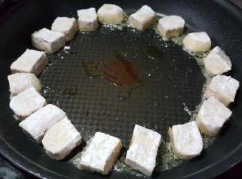 step4: 再用平底鑊加上適量油將豆腐乾半煎炸煎至金黃取出待用