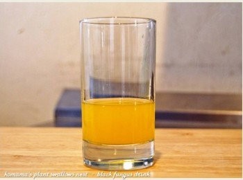 step3: 取一玻璃杯，將柳橙汁直接到入杯中至1/3滿。