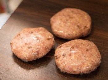step6: 豬肉漢堡扒做法 - 材料分成三份，每份先約略搓成圓球狀，用左手撻向右手之手勢拍肉餅十數下，肉餅會變得比較結實，壓成約1.5-2cm厚，用保鮮紙包好放入雪櫃至少半小時