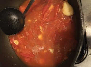 step3: 炒香蒜粒。然後加入蕃茄翻炒一分鐘。然後注入清湯和調味料。中火滾5—8分鐘。