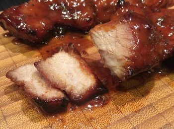 step5: 略攤凍少許切片, 巳焗過的桂花醬再淋上叉燒上即成。