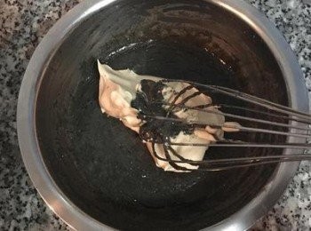 step7: 取1/3的蛋白霜混入芝麻蛋黃糊中，輕拌均勻即可。