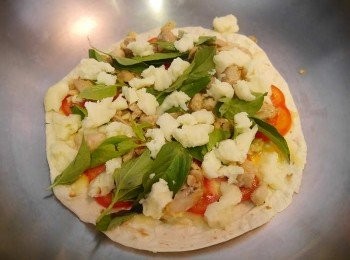 step3: *疊上另一片烤餅，入烤箱約160-180度加熱，或是在鍋內直接小火加熱(不用加油)。