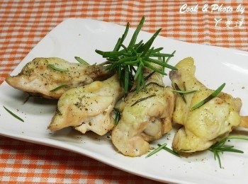 step3: 一邊烤雞腿，香味也慢慢的傳出來了~