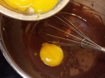 step6: 等候期間預熱焗爐為160度和準備蛋黃糊，把蛋黃加入朱古力糊，拌勻一隻再加另一隻至加完三隻為止