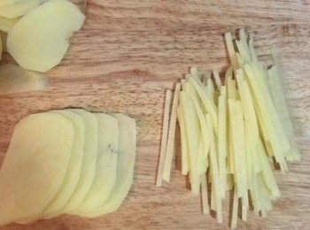 step1: 兩顆馬玲薯切絲泡水瀝乾。 同時煮滾1鍋水準備燙馬玲薯。