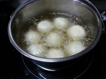 step13: 見粉團升起就可以開大火迫出油份炸至金黃即可取出,用廚房紙吸一吸油