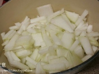 step1: 冬瓜去皮去籽，切成小薄塊 (容易出水)