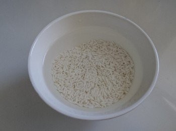 step1: 糯米浸清水3小時，加入少許鹽攪勻，隔水備用。