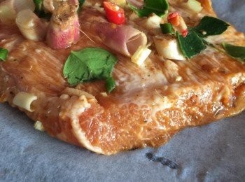 step1: 先把所有香料切碎，然後連同所有醃料按摩肉5分鐘，醃過夜或以上