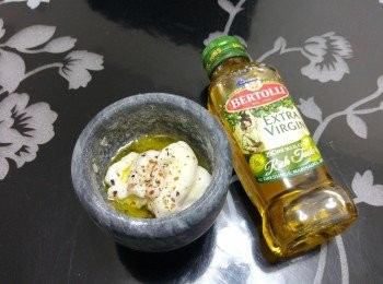 step4: 加入百得利特純橄欖油，低脂沙律醬， 鹽及黑椒攪勻成沙律醬備用