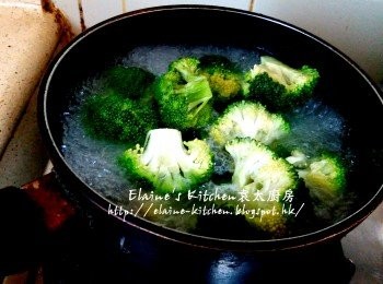 step4: 西蘭花放入煲內 , 加少許鹽及水用中火煮滾 , 盛起西蘭花瀝乾水份