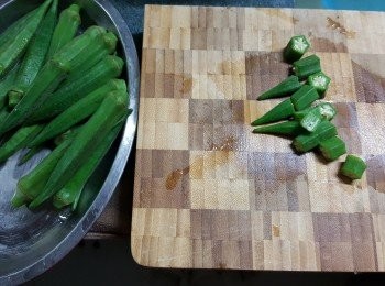 step4: 烚好的秋葵切去頭部，再切粒(如尾部太尖就不要切去)（烚好切粒才不會令黏液流失）