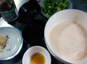 step6: 再加入蔥粒.莞茜及<span class="group_2">調味料:</span>魚露1茶匙,白胡椒粉半茶匙,砂糖1茶匙,煮食油1湯匙,麻油1茶匙拌勻