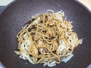 step4: 加入調味, 攪勻至每條烏冬都上色