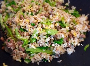 step3: 下調味料及生菜絲再炒勻即可。
