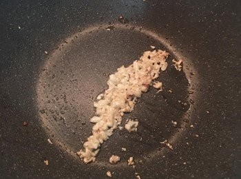 step3: 原鍋再放少許油,炒香蒜末.