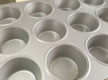 step3: muffin盆噴上少許油。