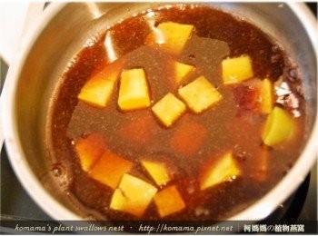 step6: 最後再將地瓜放入鍋中一同溫熱片刻，即可起鍋。