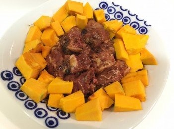 step2: 南瓜去皮去籽切粒，排在排骨邊，水滾蒸20分鐘，即成！