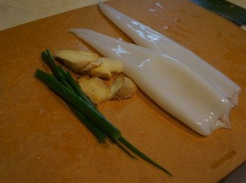 step1: 先把中卷清理乾淨, 去皮去軟骨等

再用薑及蔥飛水至剛熟 約5分鐘