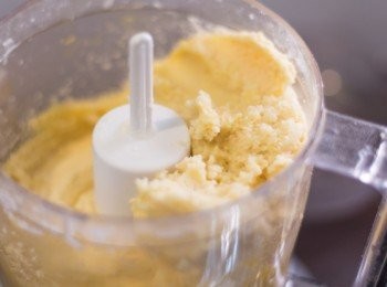 step4: <span class="group_1">撻皮</span>加入蛋黃及杏仁香精，用食物處理器打一下放一下的方法打勻至大約成團
（蛋黃用冰的就可以，不用放回室溫）