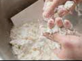 step5: 製作<span class="group_1">派塔麵團</span>。將低筋麵粉、鹽、杏仁粉、糖粉混合後過篩，倒入缽盆。接著加入奶油，並用手搓揉到變成顆粒狀，最後再加入打散的蛋液一起攪拌。