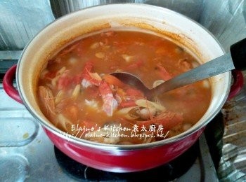 step8: 15分鐘將蝦肉加入湯中拌勻 , 蓋上蓋轉慢火煮5分鐘至蝦肉熟透