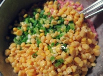 step2: 加入玉米和蔥花.攪拌均勻
