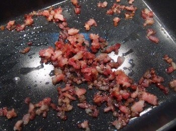 step3: 培根末用平底鍋煎出焦香狀。
